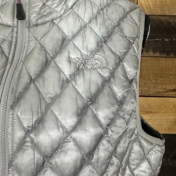 The North Face Women's Light Gray Quilted Vest - Picture 2 of 2